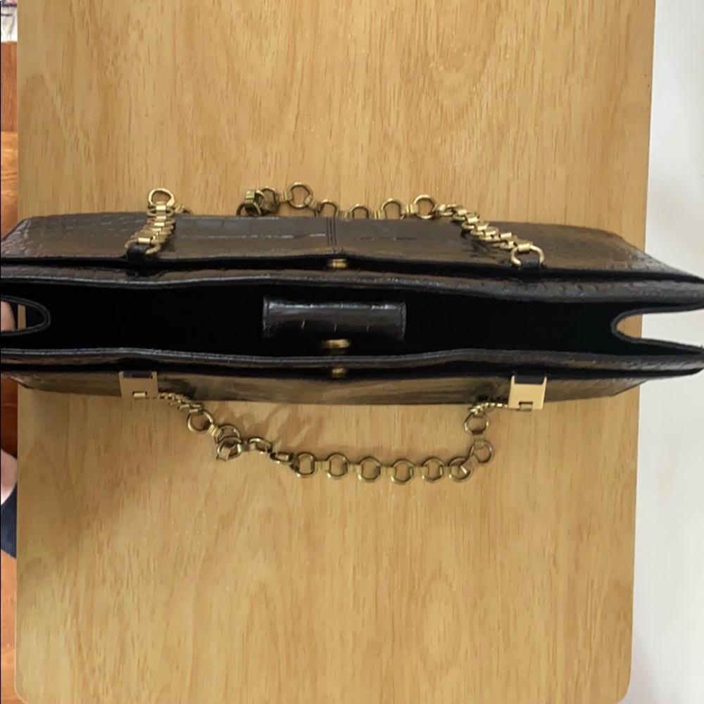 Leather structured bag with brushed gold hardware - Picture 2 of 7